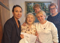 Оксана Смолина поздравила жительницу избирательного округа №10  с 85-летием