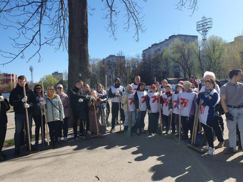 Жанна Скворцова приняла участие в городском субботнике на стадионе «Водник»