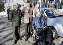 Глава города О.В. Сорокин вручил автомобиль участнику боевых действий в Чеченской республике Ивану Коновалову