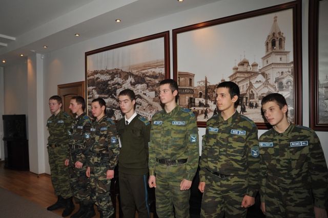Учащиеся кадетской школы № 4, расположенной на 22 округе, побывали в гостях у депутата Олега Сорокина