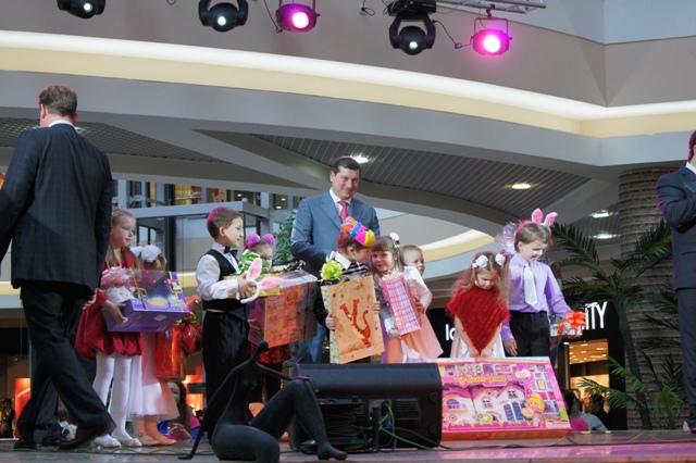 Накануне наступления Нового года Олег Сорокин подарил детям подарки