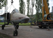 Глава города Олег Сорокин сделал подарок родному городу -в парке Победы началась установка бомбардировщика МИГ-27
