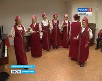 Глава города Олег Сорокин подарил новые костюмы ансамблю «Калинка»