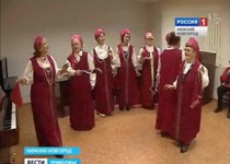 Глава города Олег Сорокин подарил новые костюмы ансамблю «Калинка»