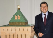 Глава города передал мэру Сувона символ нашего города – скульптурную композицию в виде Дмитриевской башни