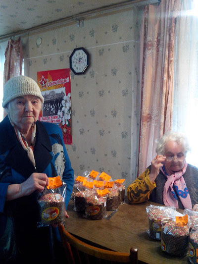 От имени депутата Дмитрий Бирмана активисты совета ТОС «Нартова»  поздравили одиноких престарелых с Пасхой