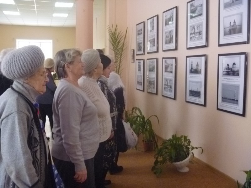 Жители ТОС поселка Комсомольский посещают фотовыставку