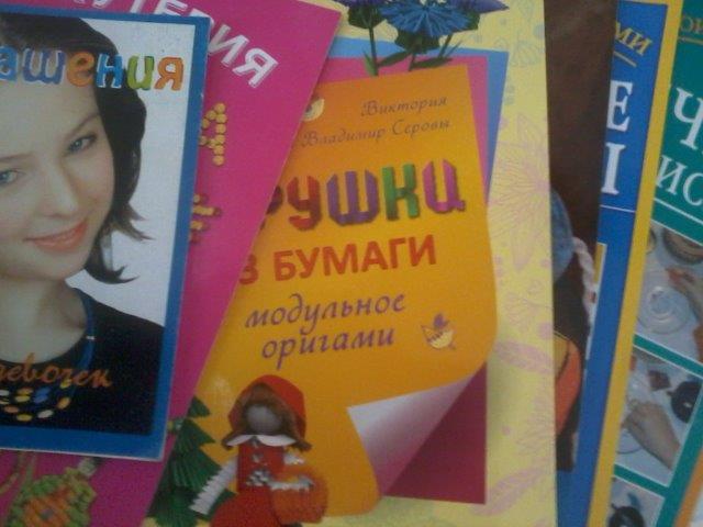 Депутат Алексей Гойхман подарил библиотеке им. Островского комплект книг по прикладному творчеству