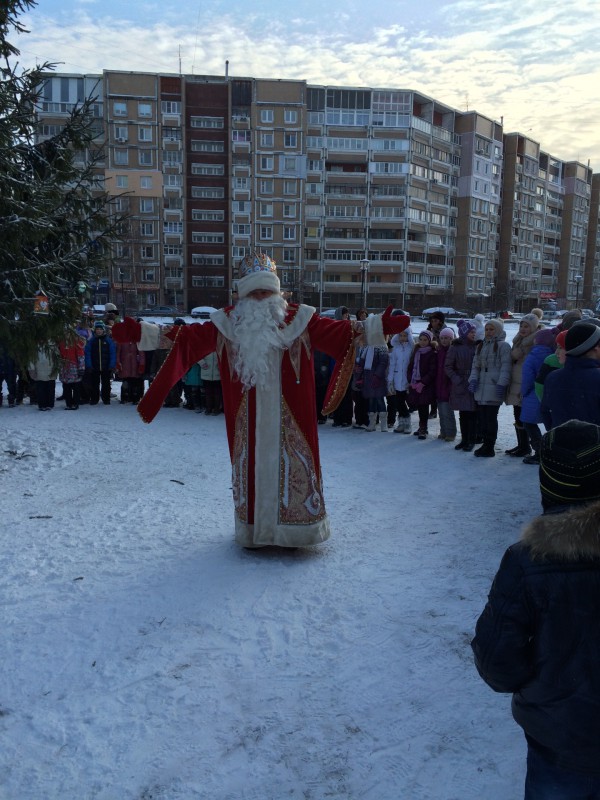 Депутат Игорь Тюрин принял участие в праздничной елке во дворе дома по улице К. Маркса