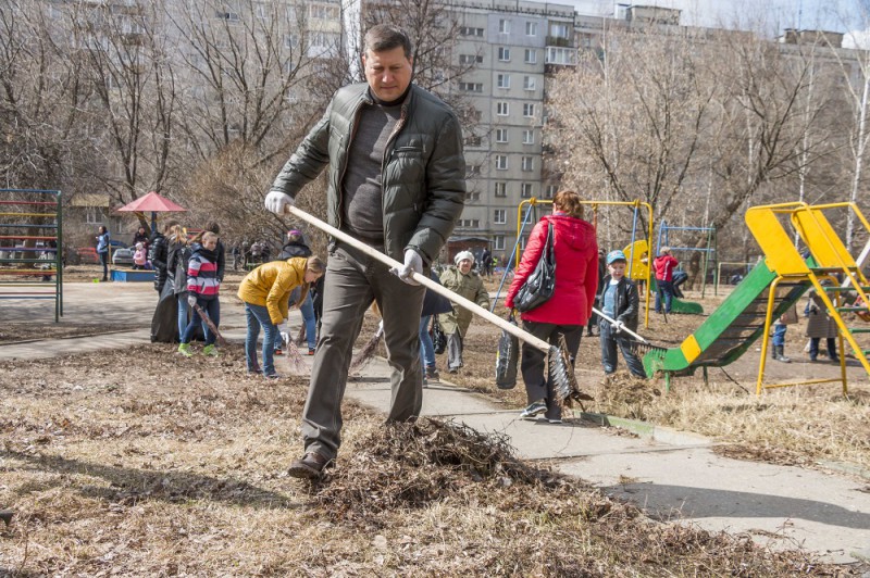 «Субботник – это не только отличная весенняя традиция, но и  возможность напрямую пообщаться с жителями», - Олег Сорокин