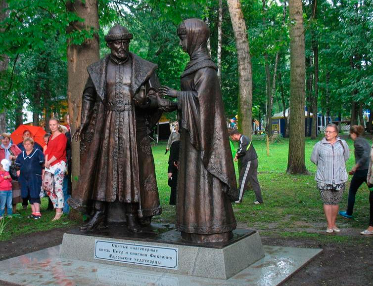 «Памятник Петру и Февронии является символом того, что в Нижнем Новгороде почитают и уважают семейные ценности», - Олег Сорокин