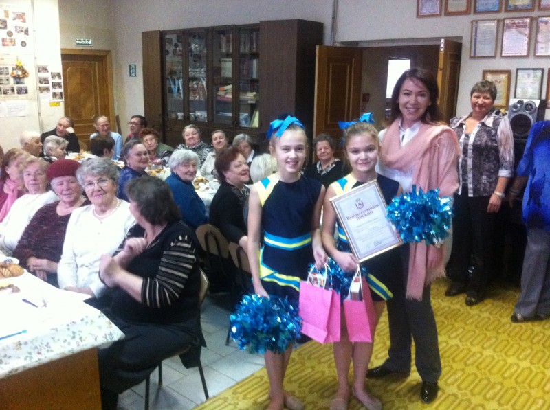 Анна Круглова поздравила членов общества инвалидов, вручила подарки юбилярам и помогла организовать праздничный стол