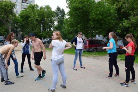 Песню выхожу во двор. Выходи во двор. Массовый спорт. Проект «выходи во двор». Выходи играть во двор акция. Выходи играть во двор купить.