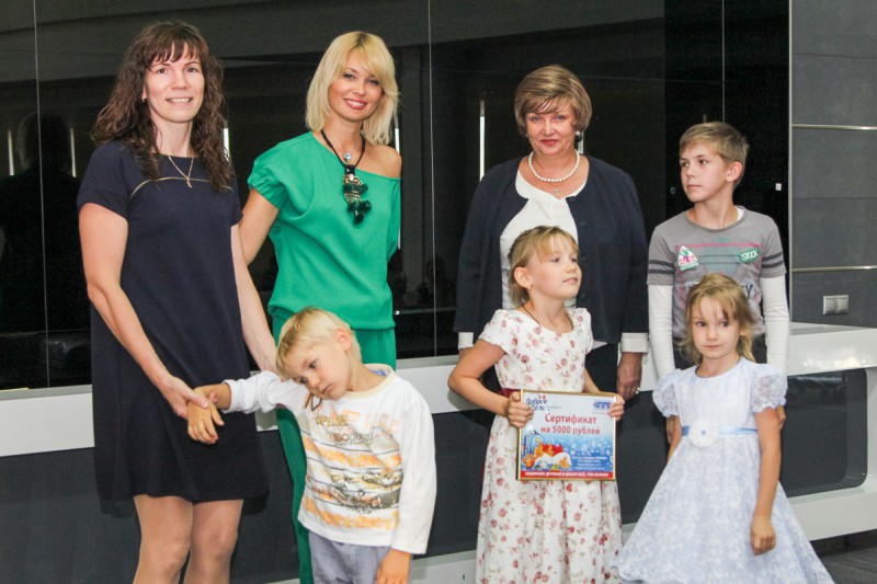 Анна Татаринцева совместно с «Саровбизнесбанком» вручила 25 подарочных сертификатов первоклассникам из многодетных семей