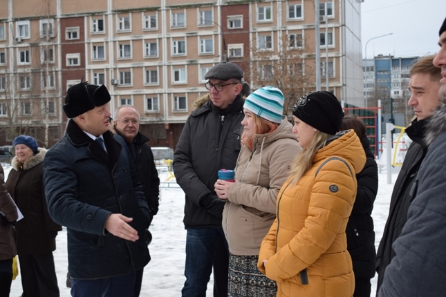 По коллективному обращению жителей депутат Игорь Нагорный принял участие в решении проблем благоустройства дворовой территории