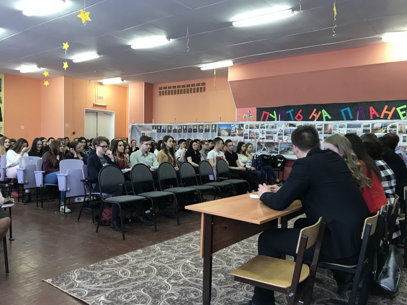 Дмитрий Барыкин передал слова поддержки школьникам в преддверии ЕГЭ
