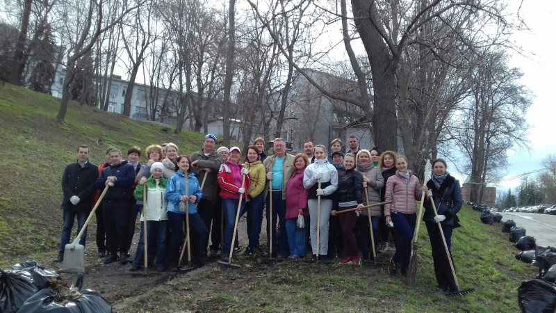 Сотрудники аппарата городской Думы Нижнего Новгорода приняли участие в субботнике по очистке склонов и дорожек Ивановского съезда в Нижегородском кремле