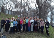 Сотрудники аппарата городской Думы Нижнего Новгорода приняли участие в субботнике по очистке склонов и дорожек Ивановского съезда в Нижегородском кремле