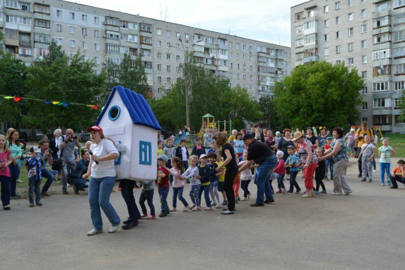 Всех соседей поздравляем, им здоровья мы желаем!