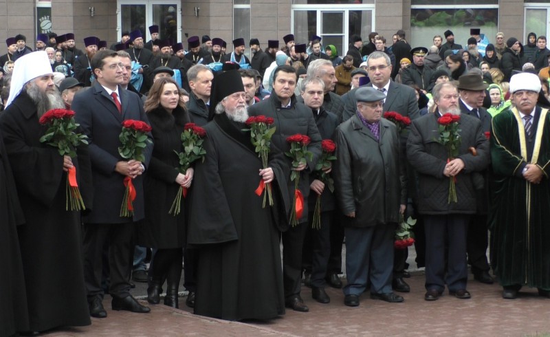 Дмитрий Барыкин принял участие в церемонии возложения цветов к нижегородскому памятнику Минину и Пожарскому