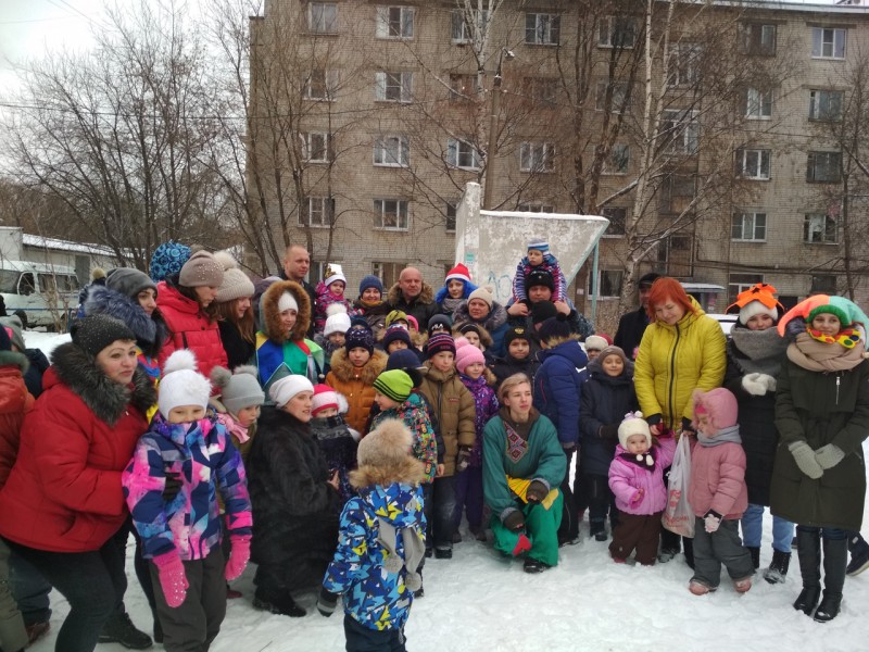 Погода в дранишниках. Во дворе Новаторов 8 был праздник новый год.