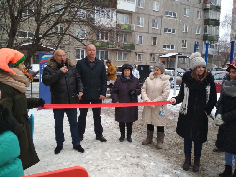 Новогодний подарок получили дети Ленинского района от Андрея Дранишникова