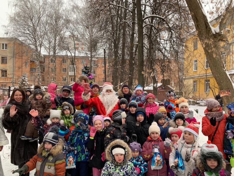 Анна Круглова приняла участие в праздновании Нового года во дворах округа