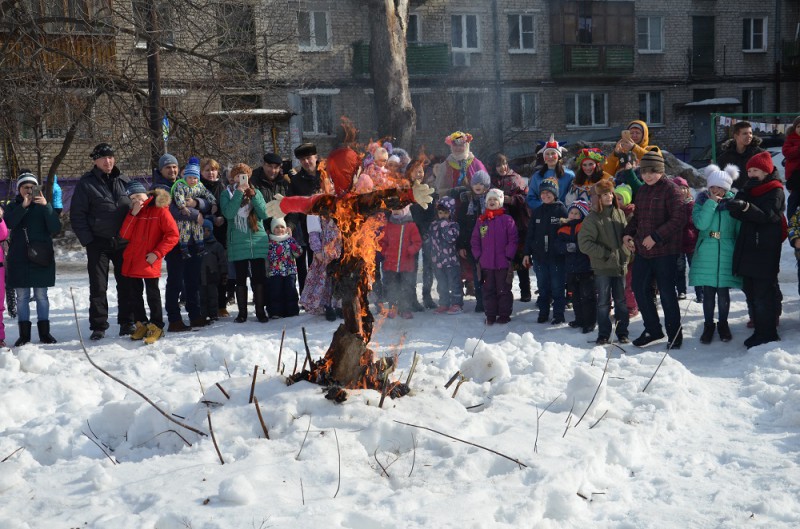 В «прощённое воскресенье» в микрорайоне «Березовский» состоялся дворовый праздник «Семейная Масленица»