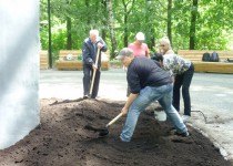 Жители микрорайонов «Двигатель» и «Перспектива» подготовили клумбы для высадки цветов в парке «Дубки»