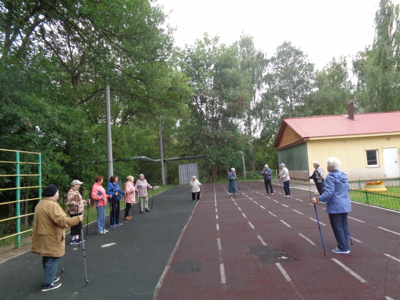 В ТОС Б. Корнилова жители продолжают заниматься скандинавской ходьбой