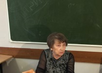 Анна Татаринцева поздравила с Днем учителя заслуженного работника культуры РФ Людмилу Орлович