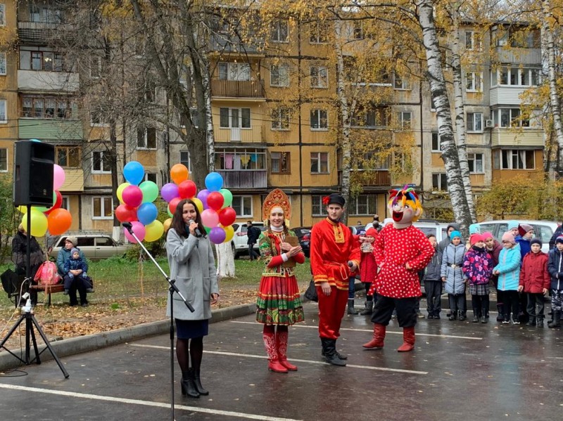 Татьяна Скоробогатова приняла участие в открытии обновленной дворовой территории на улице Героя Чугунова