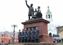 Дмитрий Барыкин в День народного единства возложил цветы к памятнику Минину и Пожарскому