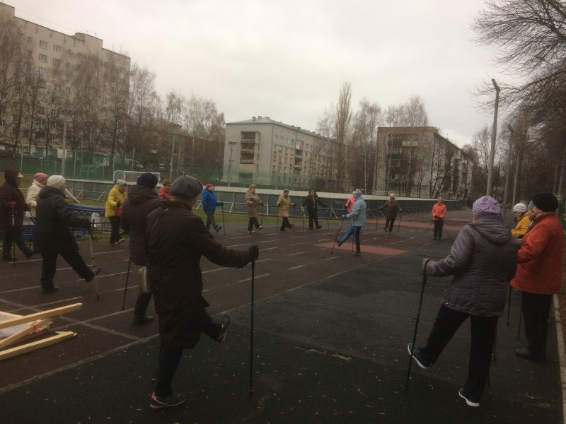 В ТОС Б. Корнилова продолжаются занятия по скандинавской ходьбе