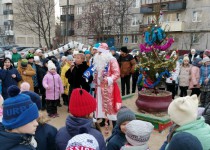 Василий Пушкин помог организовать новогодний дворовый праздник в Соцгороде