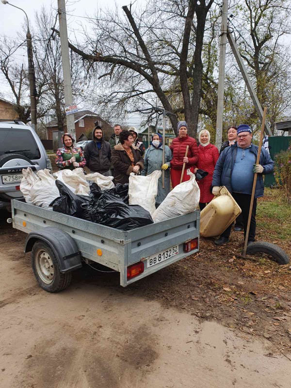 В поселке Стахановский состоялся субботник