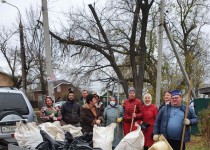 В поселке Стахановский состоялся субботник