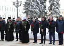 Олег Лавричев возложил цветы к памятнику основателю Нижнего Новгорода Юрию Всеволодовичу