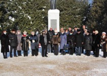 Михаил Рыхтик возложил цветы к мемориалу «Родина-мать» в Ленинском районе