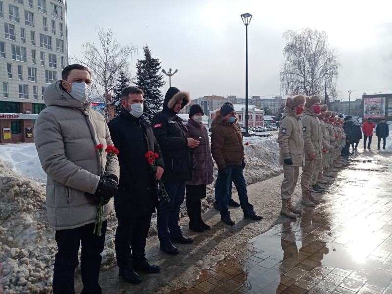 Михаил Иванов возложил цветы к Вечному огню на площади Славы