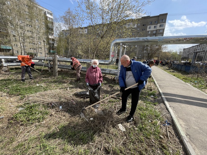 Погода в дранишниках. Благоустройство микрорайона красная Этна. ДК Современник Заречный субботник. Субботник на ДК Россия Искитим. Сквер на против ДК Этна.