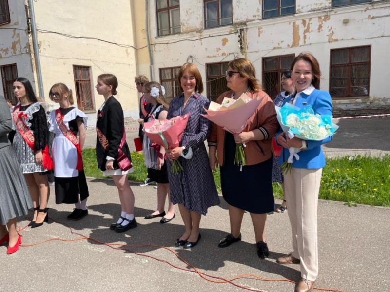 Анна Круглова поздравила выпускников школы № 25