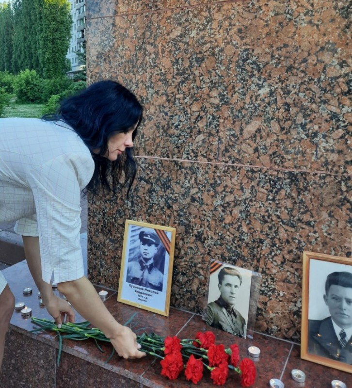 Татьяна Гриневич зажгла «свечу памяти» у памятника маршалу Рокоссовскому