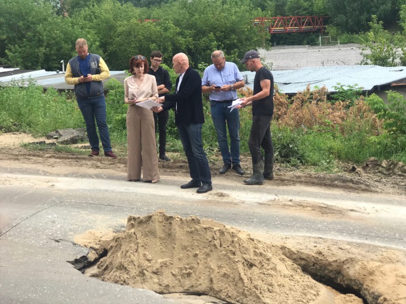 Оксана Дектерева провела выездное совещание по провалу грунта на Яблоневой улице