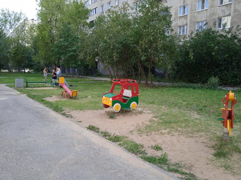 Мария Самоделкина помогла привести в порядок детскую площадку