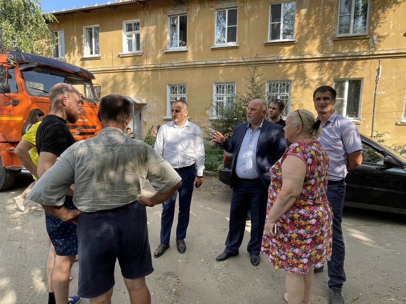 Андрей Дранишников провел выездное совещание по вопросу сноса сараев на территории округа