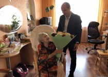 Жительницу ТОС имени Валерия Чкалова поздравили со 100-летним юбилеем