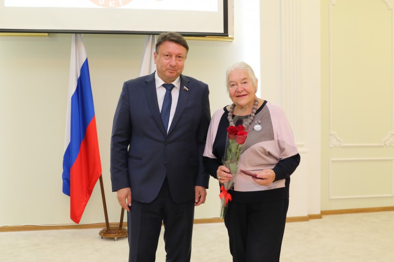 Олег Лавричев вручил нижегородцам Памятные знаки «800 лет городу Нижнему Новгороду»