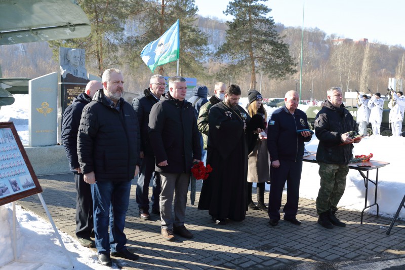 В Нижнем Новгороде прошел митинг, посвященный 22-й годовщине подвига десантников шестой роты