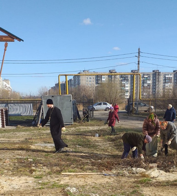 Субботник в поселке Парижской Коммуны